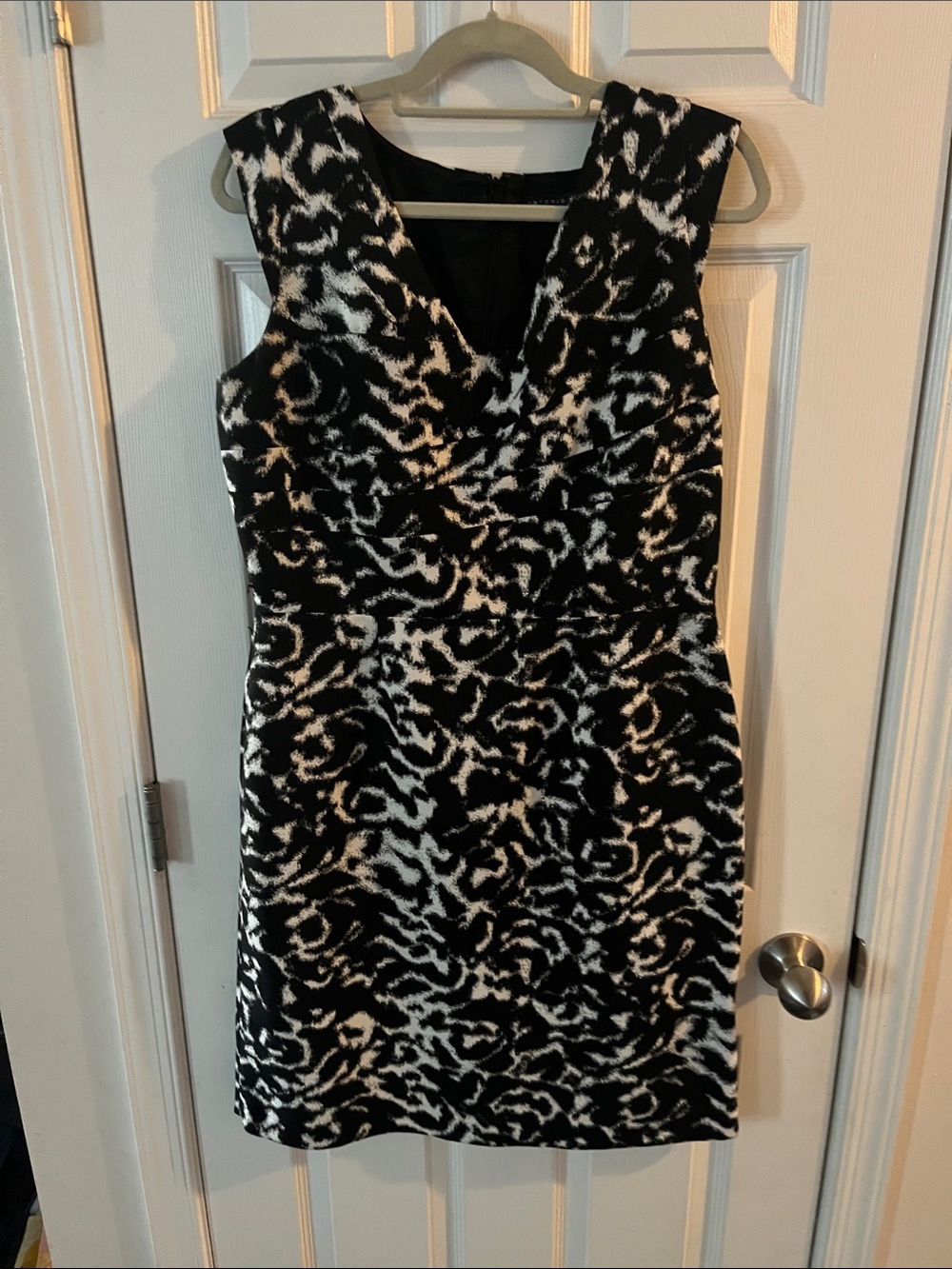 ANTONIO MELANI Black and White Patterned V-Neck Midi Dress